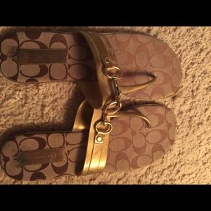 Coach gold logo flip flops 9M